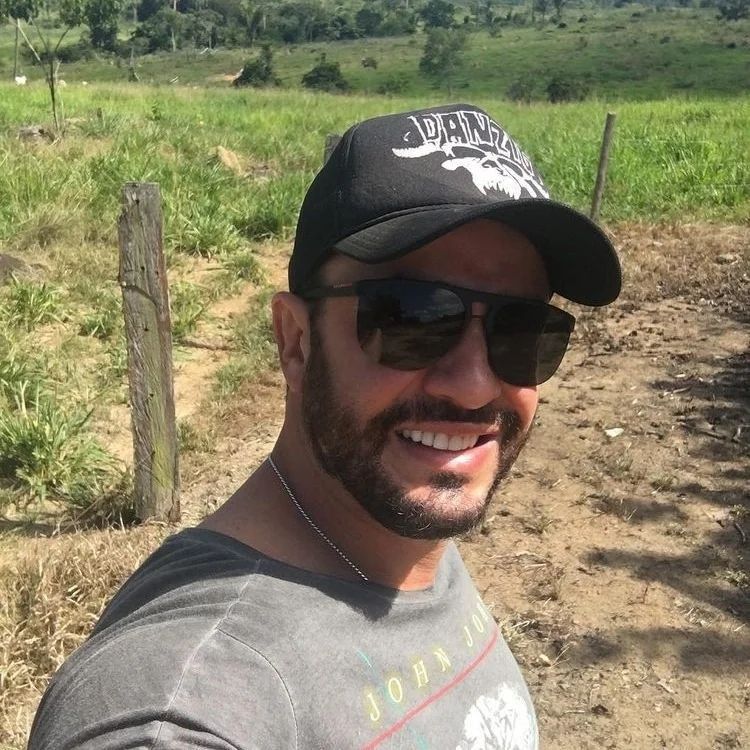 <em>J. Esteban Cruz</em>